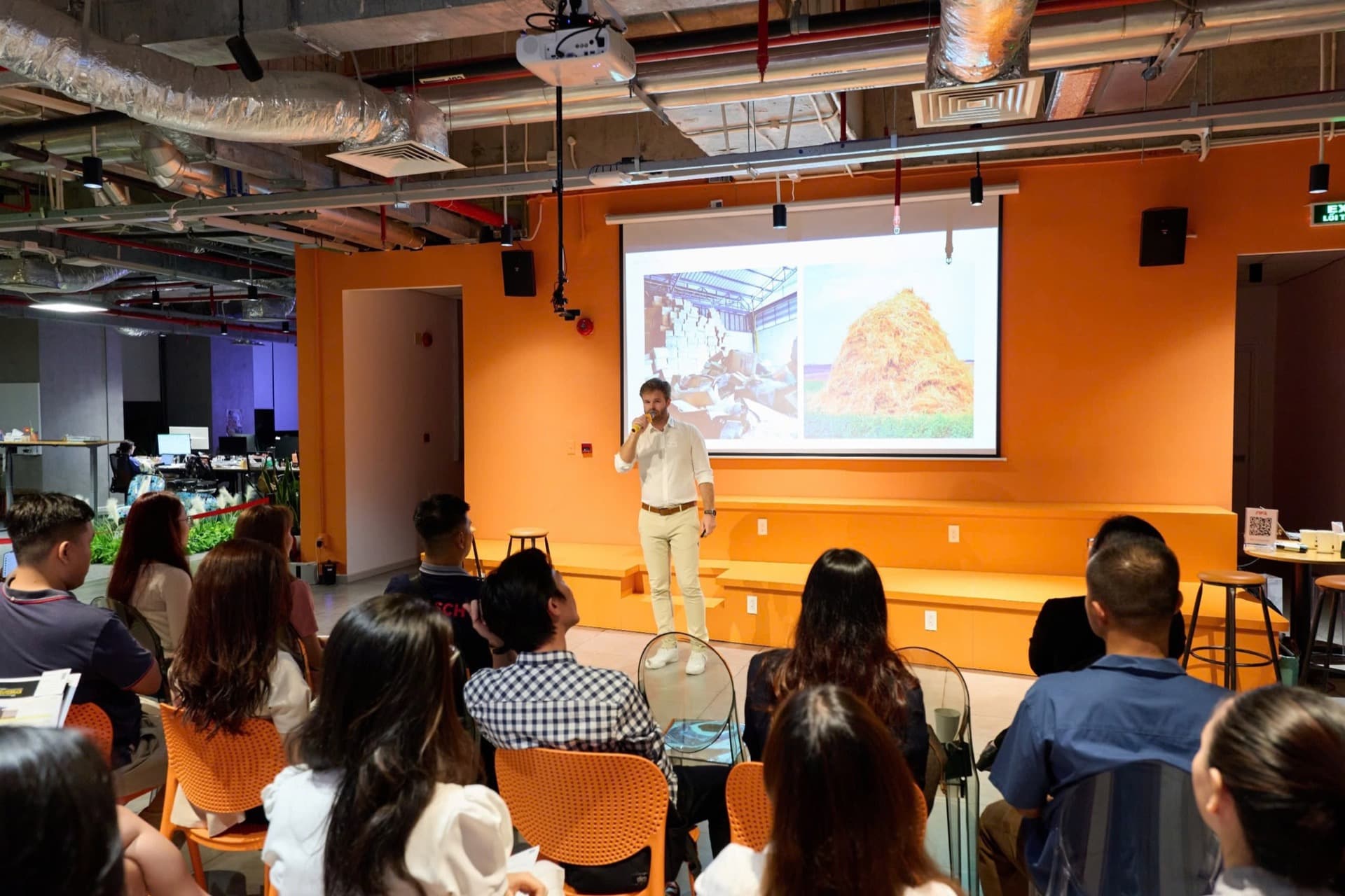 Gradion Office Presentation Speaker Audience