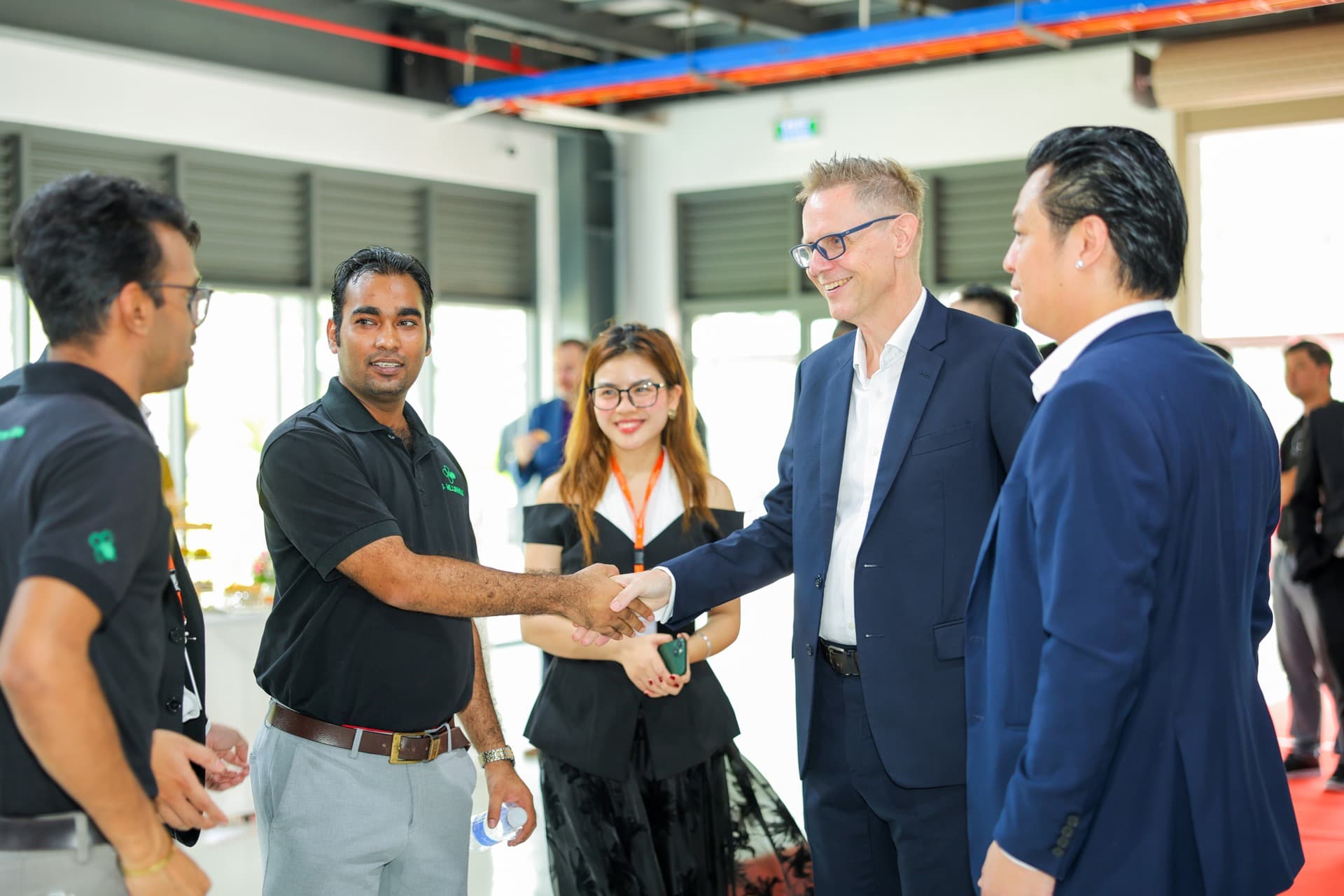 Gradion Team Leadership Handshake Office Event